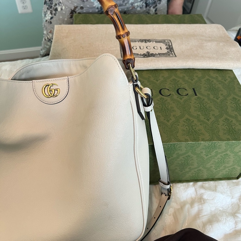 Gucci Cream Leather Shoulder Bag with Bamboo Handle and Gold Logo - Picture 4 of 4
